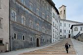 39 - la scalinata che porta al Duomo di Spoleto